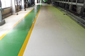写真：製紙工場塗床