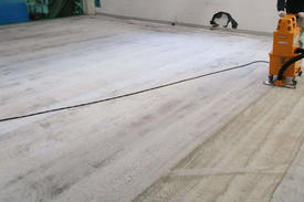 写真：機械部品工場塗床工事下地処理