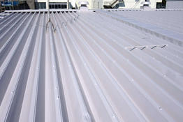 写真：工場の折半屋根遮熱塗装工事