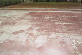 写真：自動車部品工場作業エリア床塗装工事下地処理