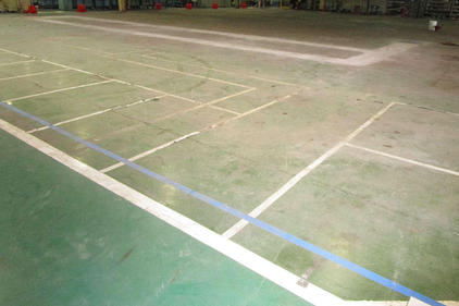 写真：自動車部品工場作業エリア床塗装工事施工前