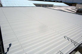写真：工場折半屋根遮熱塗装工事