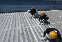 写真：自動車部品製造工場折半屋根遮熱塗装工事