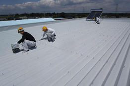 写真：自動車部品製造工場折半屋根遮熱塗装工事