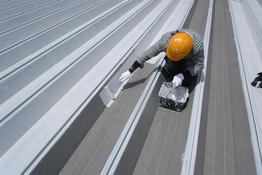 写真：自動車部品工場折半屋根塗装工事
