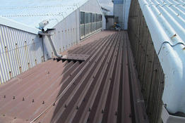 写真：工場折半屋根塗装工事施工前