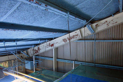 写真：工場屋根内部鉄骨塗装