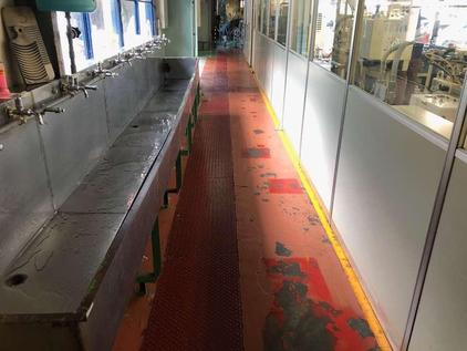 写真：工場内手洗い場防滑仕上げ塗床工事