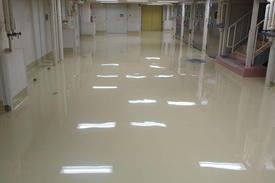 写真：医薬品工場通路厚膜エポキシ樹脂塗床工事　化粧品工場