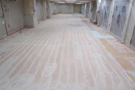 写真：医薬品工場通路厚膜エポキシ樹脂塗床工事下地処理　化粧品工場