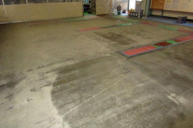 写真：自動車部品製造工場　エポキシ樹脂　塗床工事　塗り床工事　床塗装　床改修　施工例　防塵床　下地処理