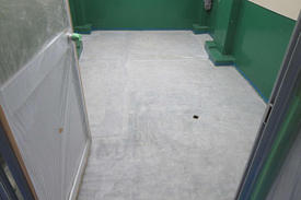 写真：化粧品工場　洗浄室　メタクリル樹脂　MMA　塗床工事　塗り床工事　床塗装　床改修　施工例　防塵床　下地処理