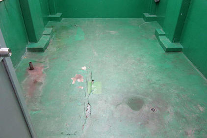 写真：化粧品工場　洗浄室　メタクリル樹脂　MMA　塗床工事　塗り床工事　床塗装　床改修　施工例　防塵床　