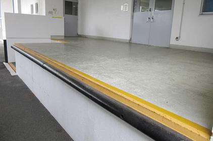 写真：工場　エポキシ樹脂　塗床工事　塗り床工事　床塗装　床改修　施工例　防塵床　施工前