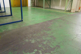 写真：製薬　医薬品　工場　メタクリル樹脂　塗床工事　塗り床工事　床塗装　床改修　施工例　防塵床