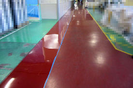 写真：自動車　工場　エポキシ樹脂　塗床工事　塗り床工事　床塗装　床改修　施工例　防塵床　通路拡張