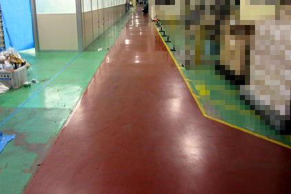 写真：自動車　工場　エポキシ樹脂　塗床工事　塗り床工事　床塗装　床改修　施工例　防塵床　通路拡張