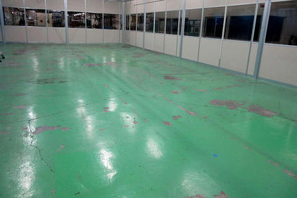 写真：自動車　工場　エポキシ樹脂　塗床工事　塗り床工事　床塗装　床改修　施工例　防塵床