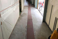 写真：工場　エポキシ樹脂　塗床工事　塗り床工事　床塗装　床改修　施工例　防塵床　塗り替え
下地処理　旧塗膜撤去　下地研磨　研削　