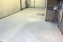 写真：食品加工工場　メタクリル樹脂　塗床工事　塗り床工事　床塗装　床改修　施工例　防塵床