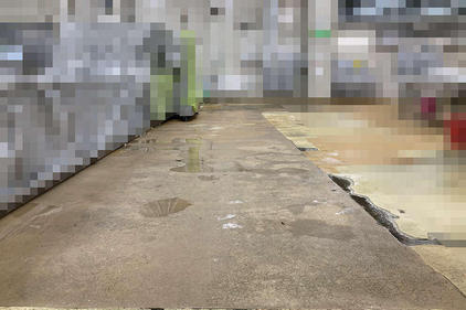 写真：食品工場　水系硬質ウレタン樹脂　塗床工事　塗り床工事　床塗装　床改修　施工例　防塵床