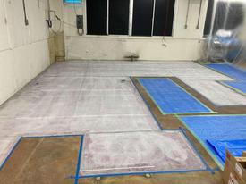 写真：食品工場　硬質ウレタン　塗床工事　塗り床工事　床塗装　床改修　施工例　防塵床
下地処理　旧塗膜撤去　下地研磨　研削