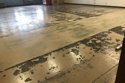 写真：工場　エポキシ樹脂　塗床工事　塗り床工事　床塗装　床改修　施工例　防塵床
下地処理　旧塗膜撤去　下地研磨　研削