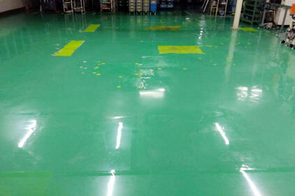 写真：自動車部品製造工場　エポキシ樹脂　塗床工事　塗り床工事　床塗装　床改修　施工例　防塵床
下地処理　旧塗膜撤去　下地研磨　研削