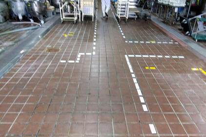 写真：食品工場　水系硬質ウレタン樹脂　塗床工事　塗り床工事　床塗装　床改修　施工例　防塵床
下地処理　旧塗膜撤去　下地研磨　研削
