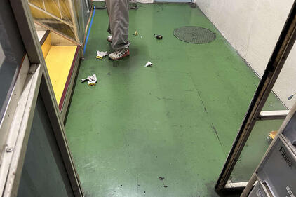 写真：自動車部品工場　エポキシ樹脂　塗床工事　塗り床工事　床塗装　床改修　施工例　防塵床
下地処理　旧塗膜撤去　下地研磨　研削